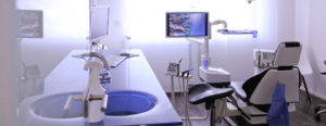zahnarzt nürnberg - behandlungsraum mit monitor 2080